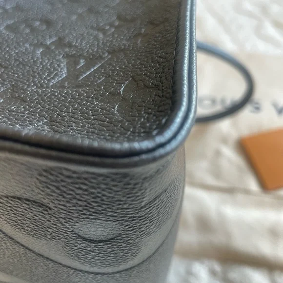 Louis Vuitton Black Monogram ONTHEGO MM Tote - Picture 9 of 16